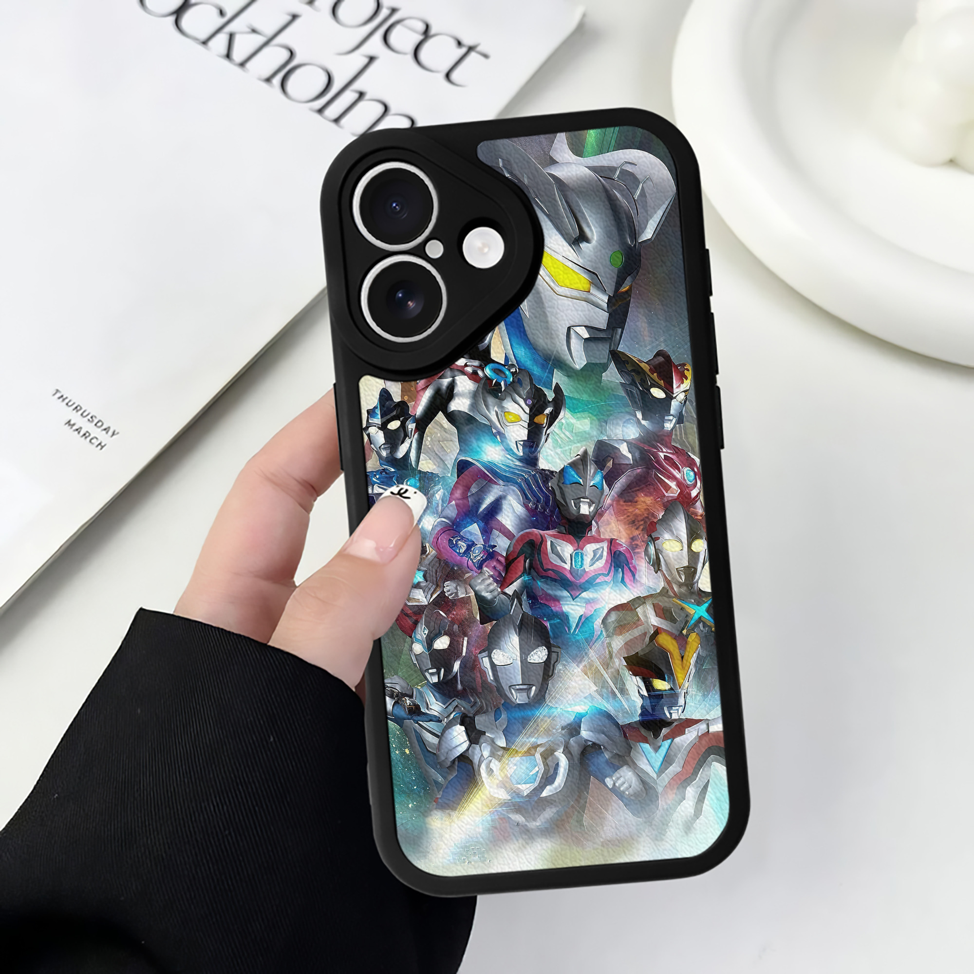 （画像用） ウルトラマン Ultraman 【iPhone 16シリーズ対応】シリコンスマホケース（レザー調） 材質：シリコン